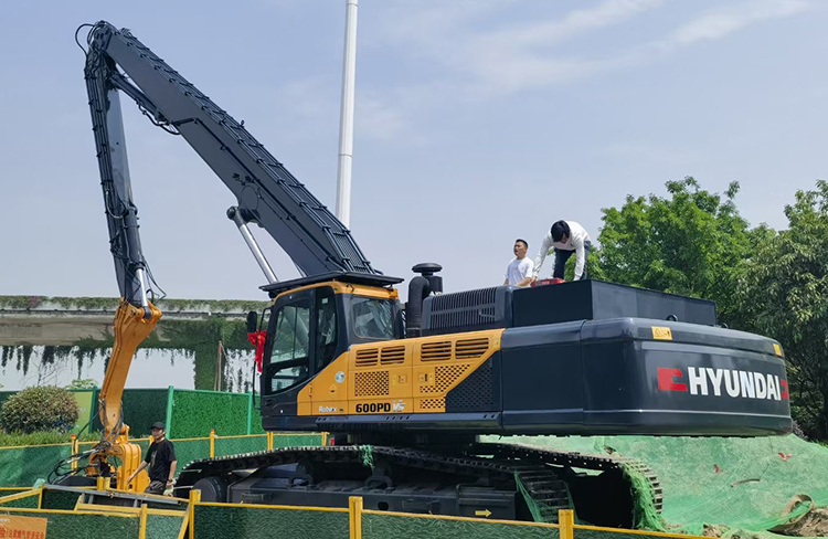 现代R600PRO挖掘机改装20.5M打桩臂