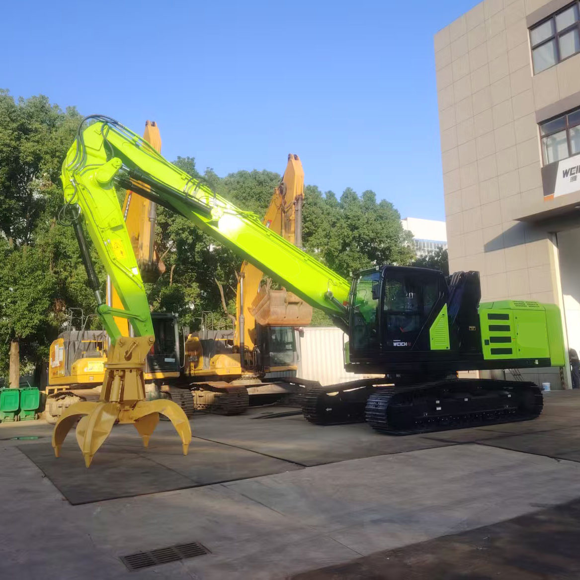 Excavator modified wood grabber material grabber scrap metal grabber